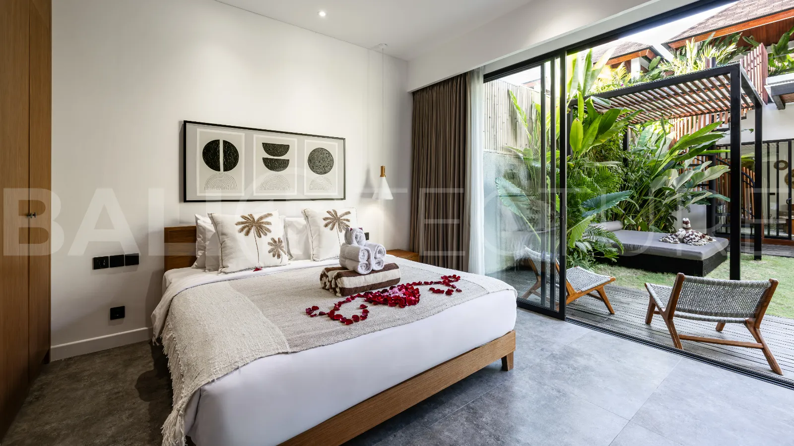 Extraordinary-4-Bedroom-Villa-for-Sale-near-Batu-Bolong-Beach-Canggu-2