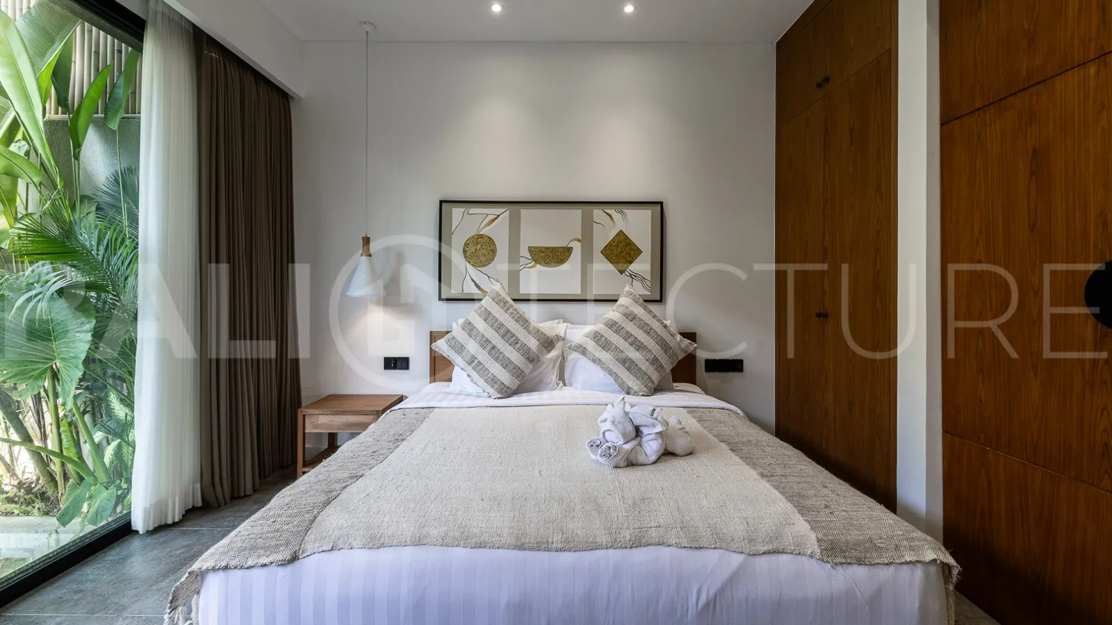 Extraordinary-4-Bedroom-Villa-for-Sale-near-Batu-Bolong-Beach-Canggu-20