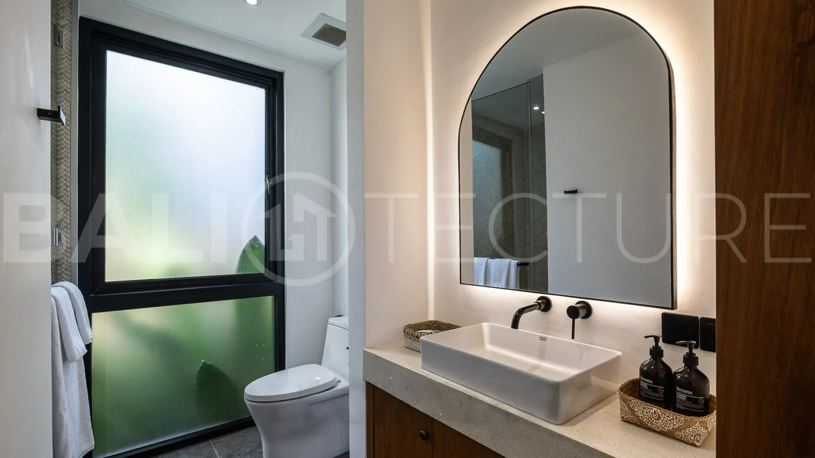 Extraordinary-4-Bedroom-Villa-for-Sale-near-Batu-Bolong-Beach-Canggu-22
