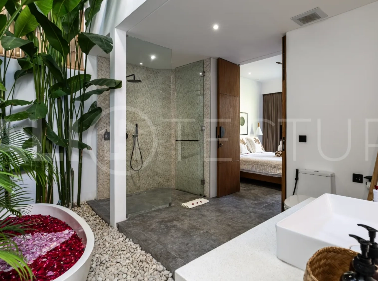 Extraordinary-4-Bedroom-Villa-for-Sale-near-Batu-Bolong-Beach-Canggu-3