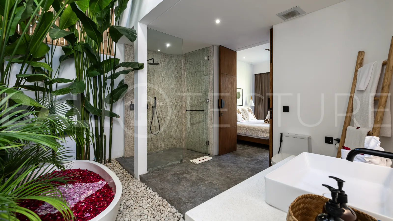 Extraordinary-4-Bedroom-Villa-for-Sale-near-Batu-Bolong-Beach-Canggu-3