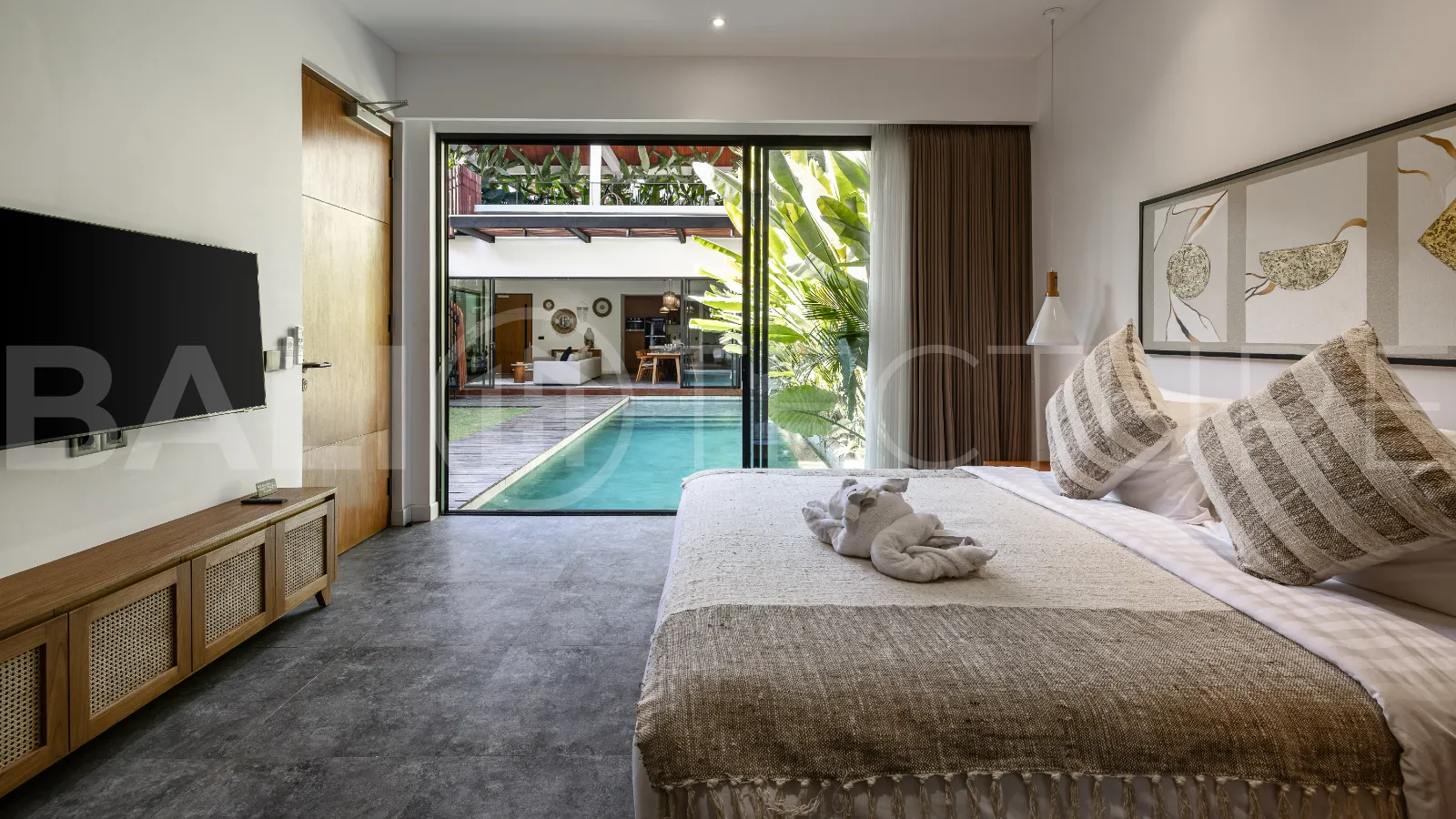 Extraordinary-4-Bedroom-Villa-for-Sale-near-Batu-Bolong-Beach-Canggu-4