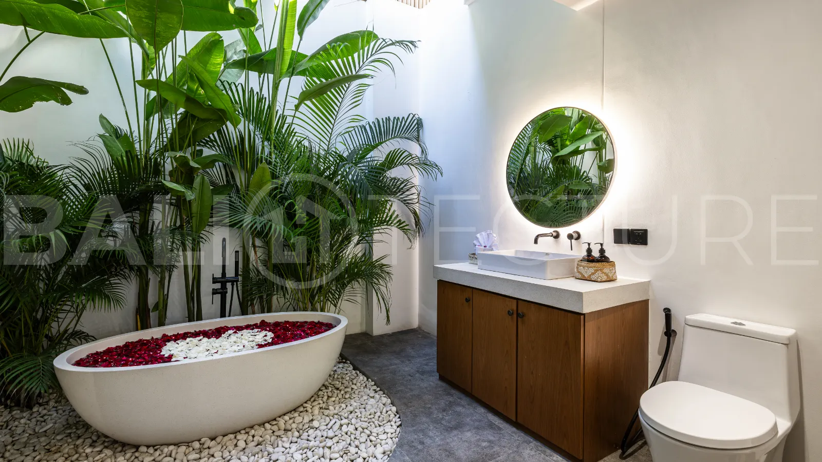 Extraordinary-4-Bedroom-Villa-for-Sale-near-Batu-Bolong-Beach-Canggu-5
