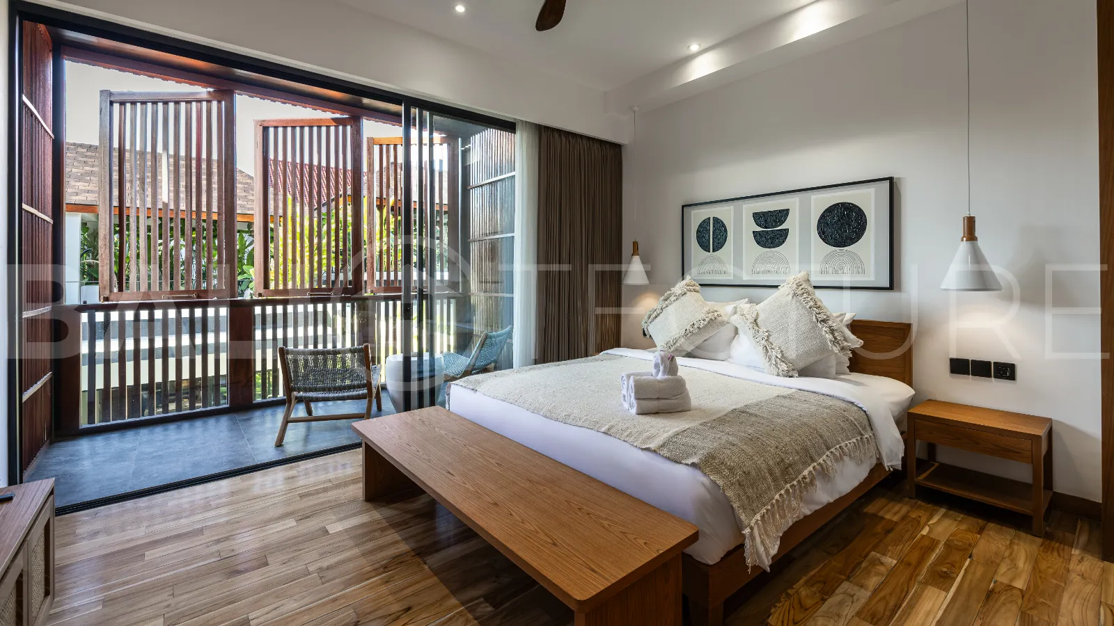 Extraordinary-4-Bedroom-Villa-for-Sale-near-Batu-Bolong-Beach-Canggu-6