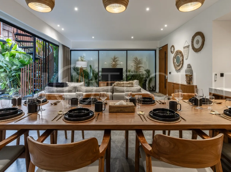 Extraordinary-4-Bedroom-Villa-for-Sale-near-Batu-Bolong-Beach-Canggu-8