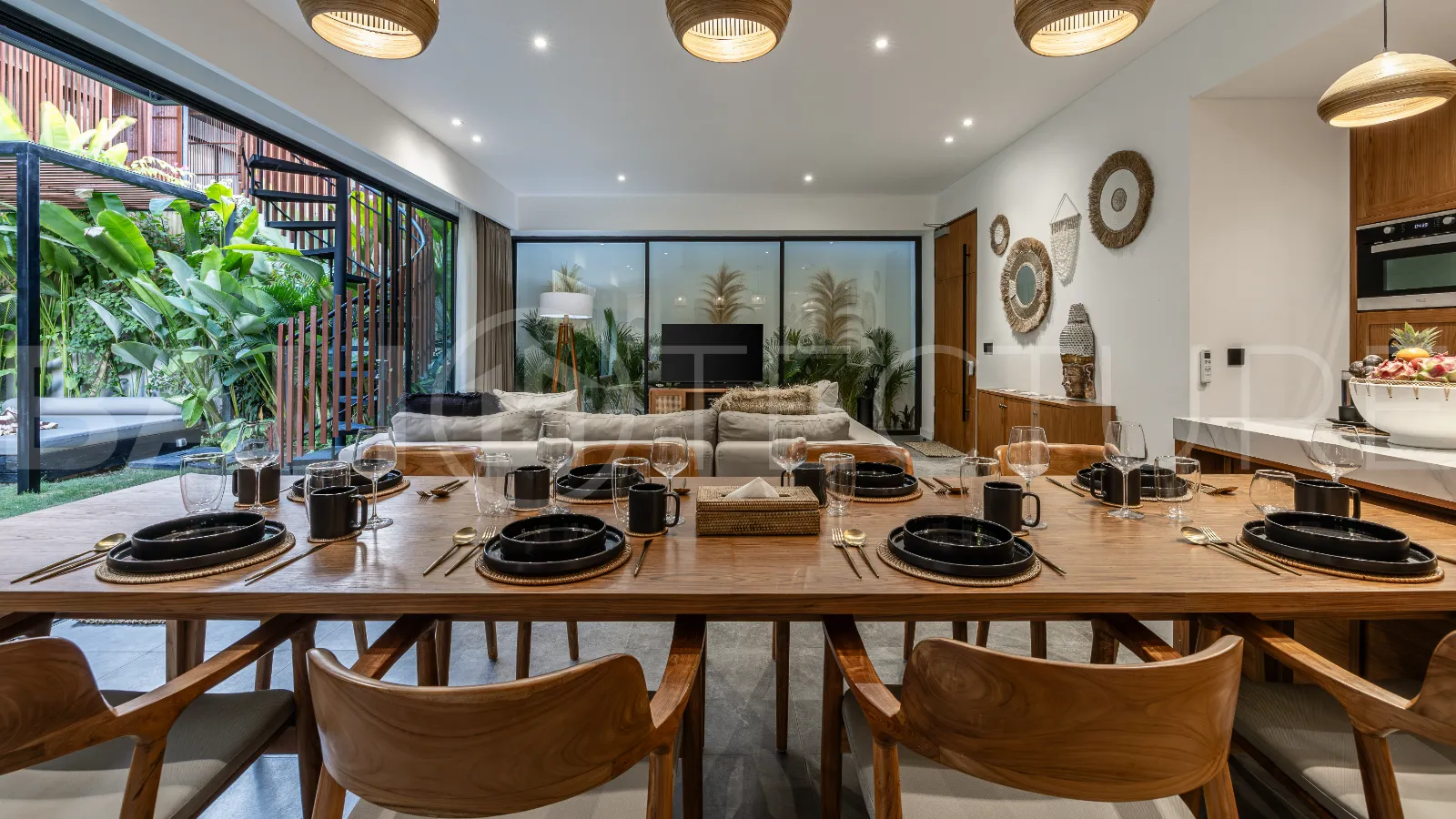 Extraordinary-4-Bedroom-Villa-for-Sale-near-Batu-Bolong-Beach-Canggu-8