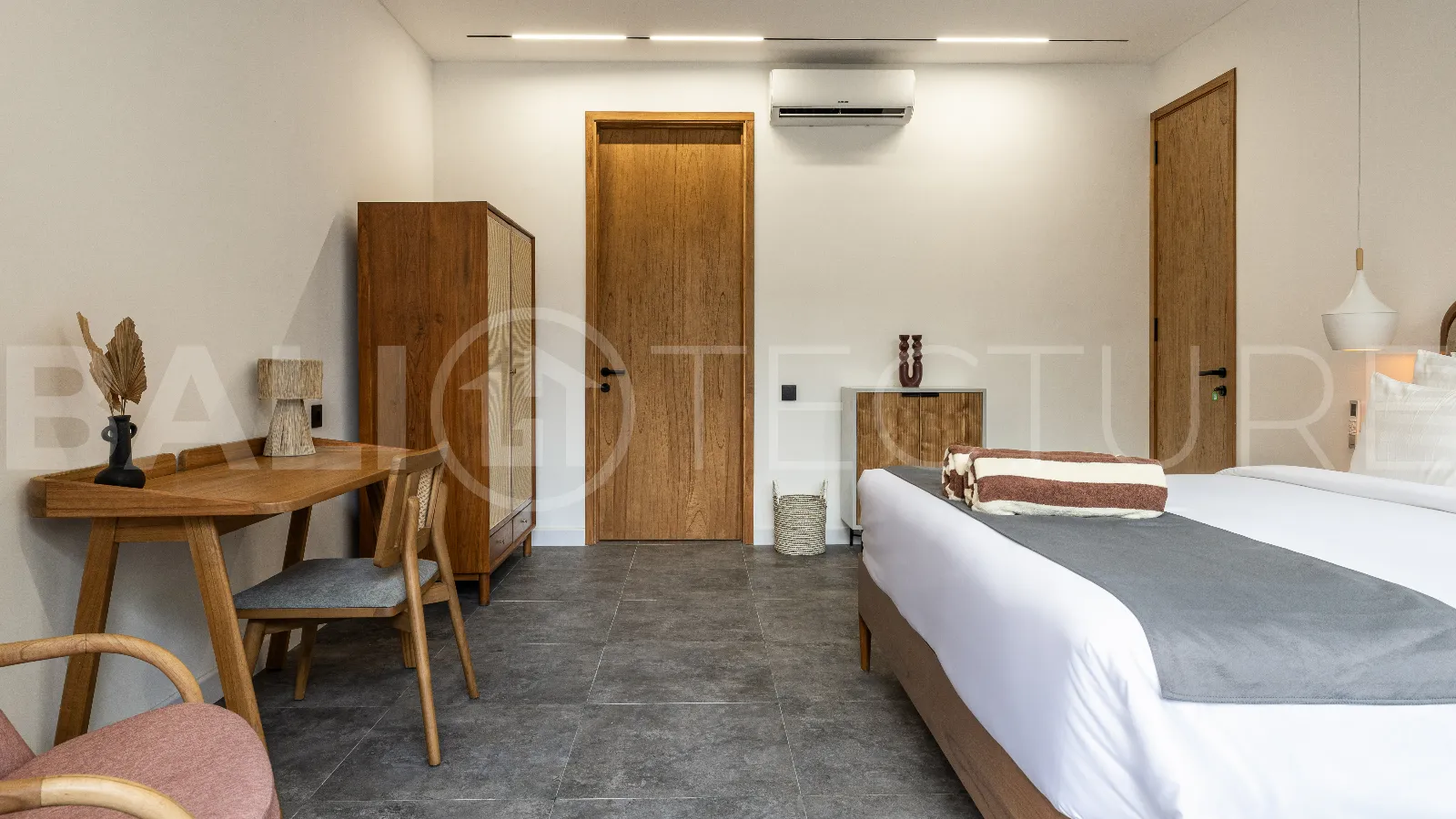 Modern-Tropical-3-Bedroom-Villa-for-Sale-near-Batu-Bolong-Beach-Canggu-5