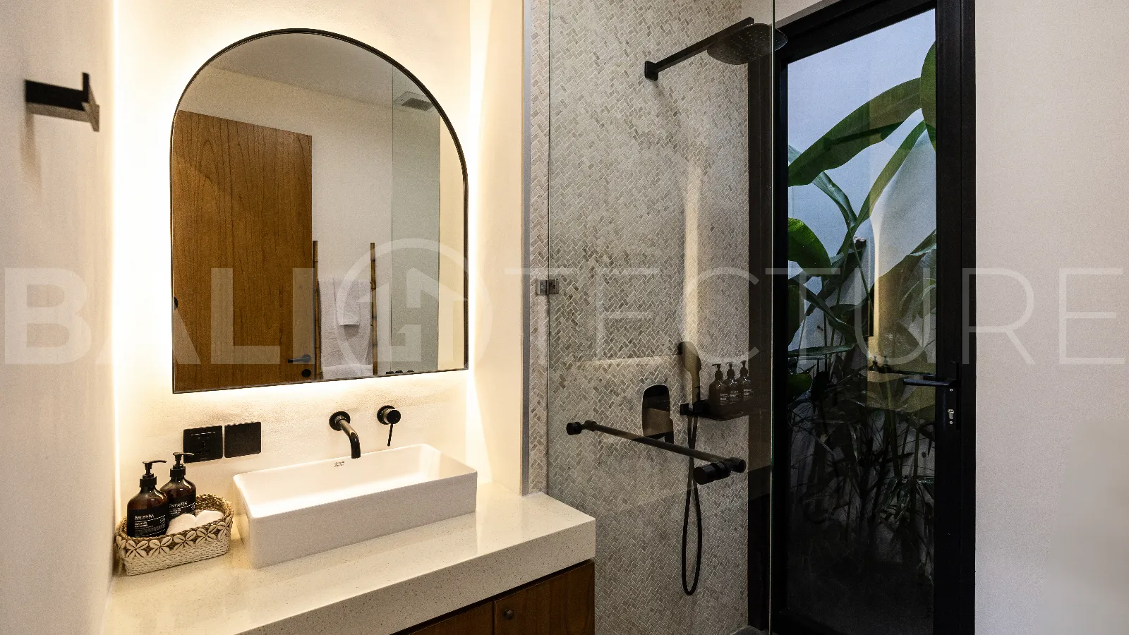 Modern-Tropical-3-Bedroom-Villa-for-Sale-near-Batu-Bolong-Beach-Canggu-6