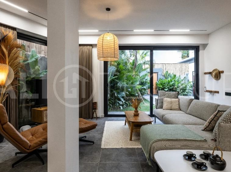 Modern-Tropical-3-Bedroom-Villa-for-Sale-near-Batu-Bolong-Beach-Canggu-8