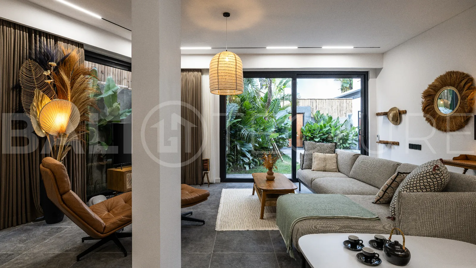 Modern-Tropical-3-Bedroom-Villa-for-Sale-near-Batu-Bolong-Beach-Canggu-8
