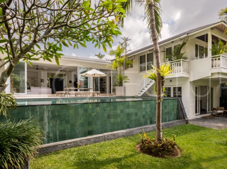 Grand-3-Bedroom-Villa-for-Sale-near-Echo-Beach-Canggu-4