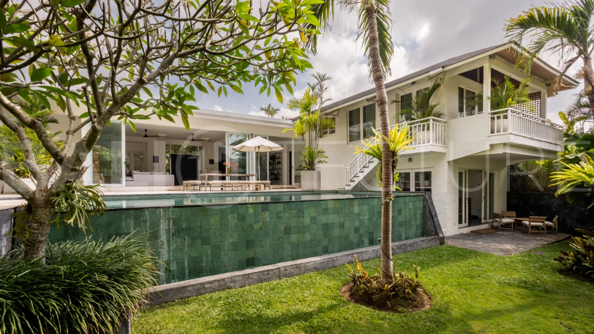 Grand-3-Bedroom-Villa-for-Sale-near-Echo-Beach-Canggu-4