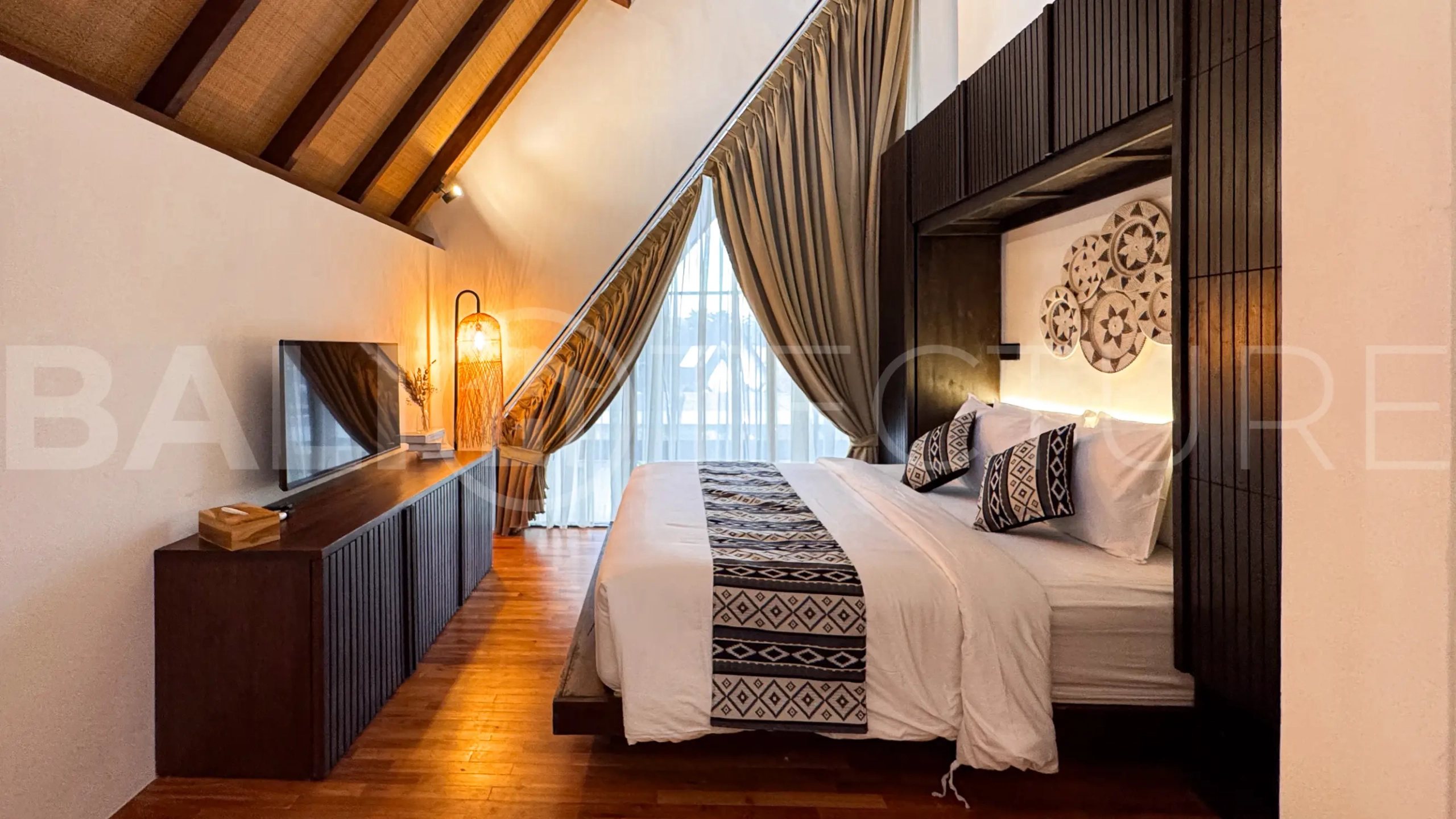 Desa-Hut-2-Bedroom-Tropical-Villa-for-Sale-in-Kerobokan-2