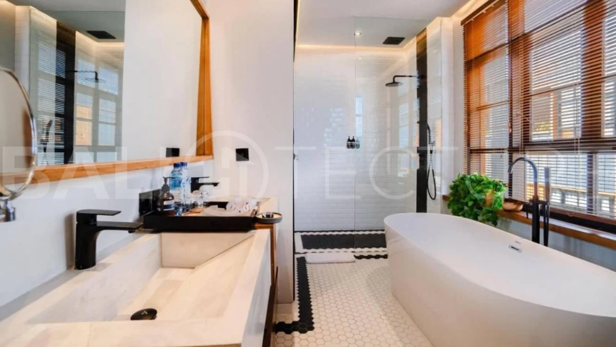 Prime-Location-3-Bedroom-Exclusive-Villa-for-Sale-near-Berawa-Beach-2