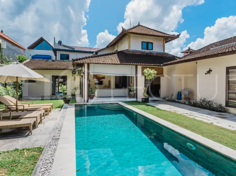 Comfortable Family Villa in Seminyak with Open Living5