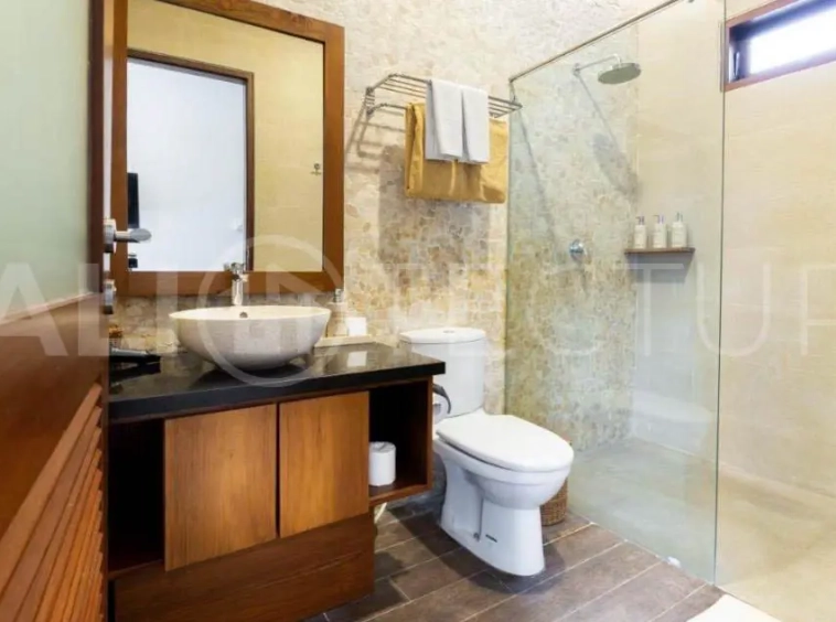 Freehold 5BR Villa Investment Near Batu Bolong Beach13
