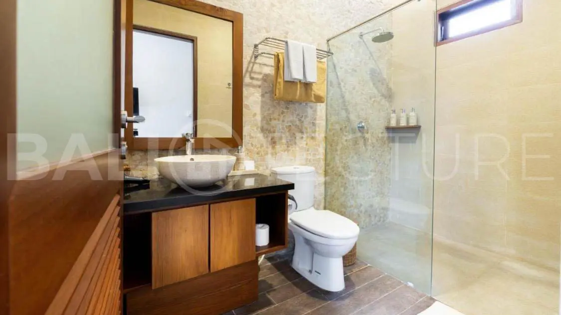 Freehold 5BR Villa Investment Near Batu Bolong Beach13