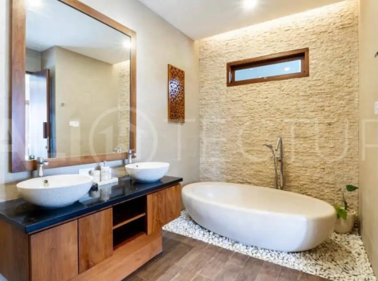 Freehold 5BR Villa Investment Near Batu Bolong Beach7