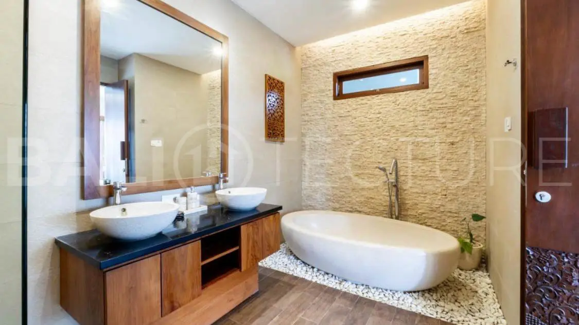 Freehold 5BR Villa Investment Near Batu Bolong Beach7