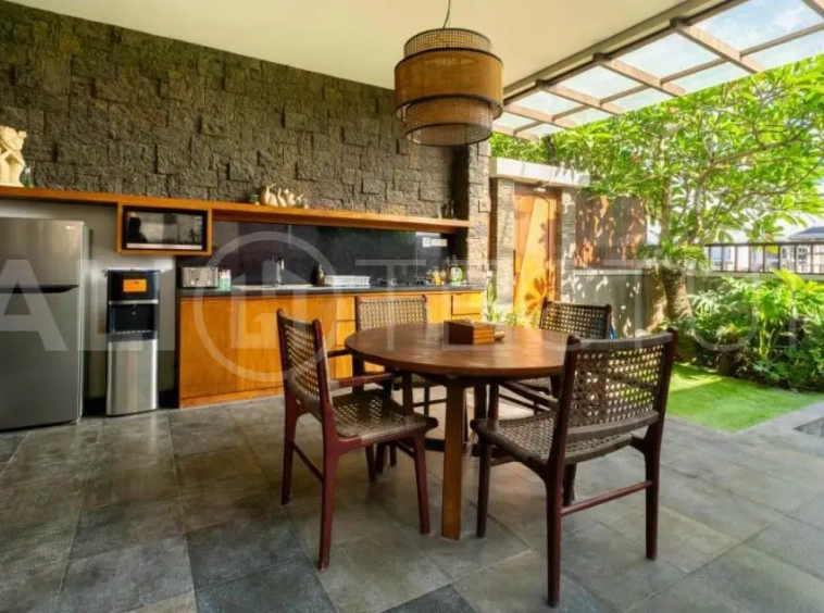Freehold 5BR Villa Investment Near Batu Bolong Beach8