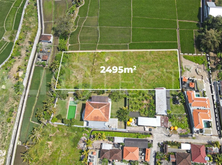2,495 m² yellow-zone leasehold land for sale in Nyambu, Kaba Kaba, with rectangular shape, car and motorbike access, and scenic rice field and mountain views.
