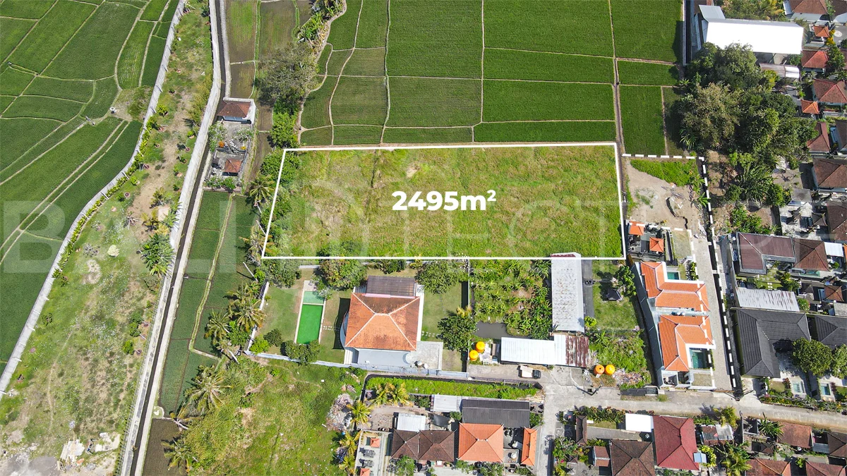 2,495 m² yellow-zone leasehold land for sale in Nyambu, Kaba Kaba, with rectangular shape, car and motorbike access, and scenic rice field and mountain views.