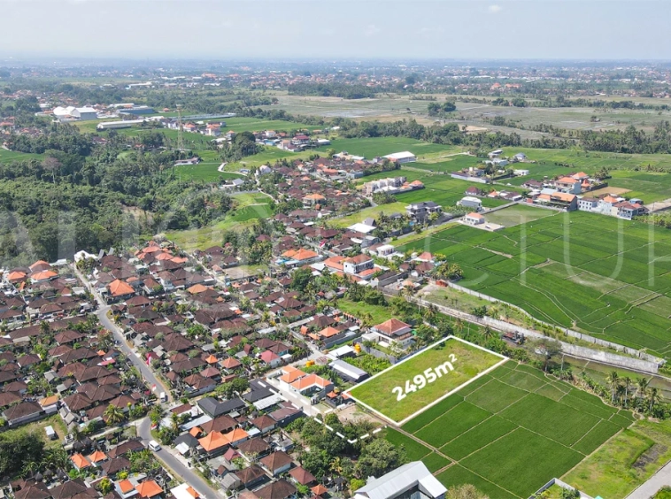 2,495 m² yellow-zone leasehold land for sale in Nyambu, Kaba Kaba, with rectangular shape, car and motorbike access, and scenic rice field and mountain views.