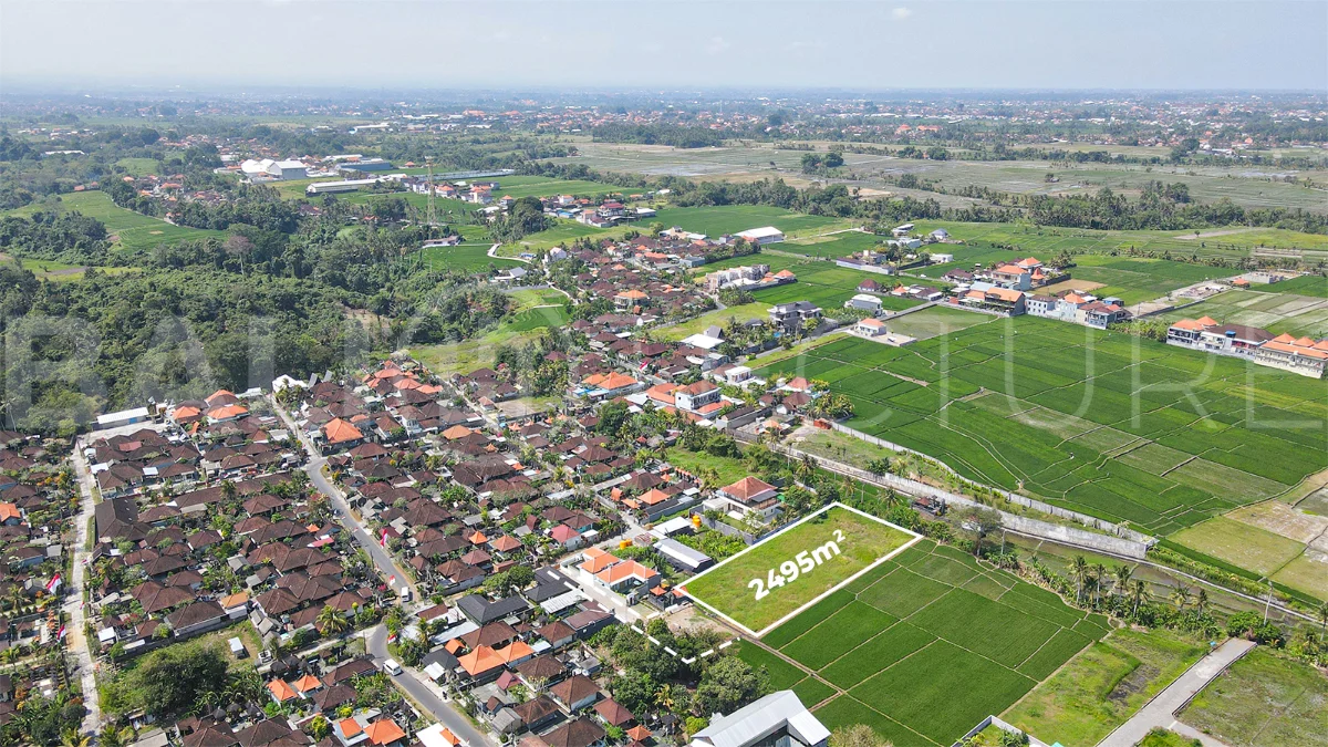 2,495 m² yellow-zone leasehold land for sale in Nyambu, Kaba Kaba, with rectangular shape, car and motorbike access, and scenic rice field and mountain views.