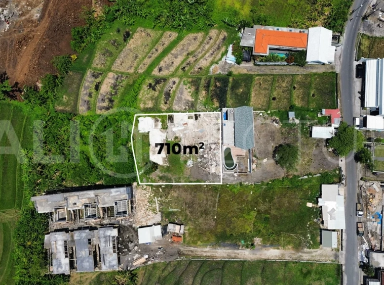 710m² freehold land for sale near Echo Beach, Canggu, located at the edge of a gang in the Pink Tourism Zone, surrounded by villas, restaurants, and cafés, with convenient walking and driving access to Echo Beach.