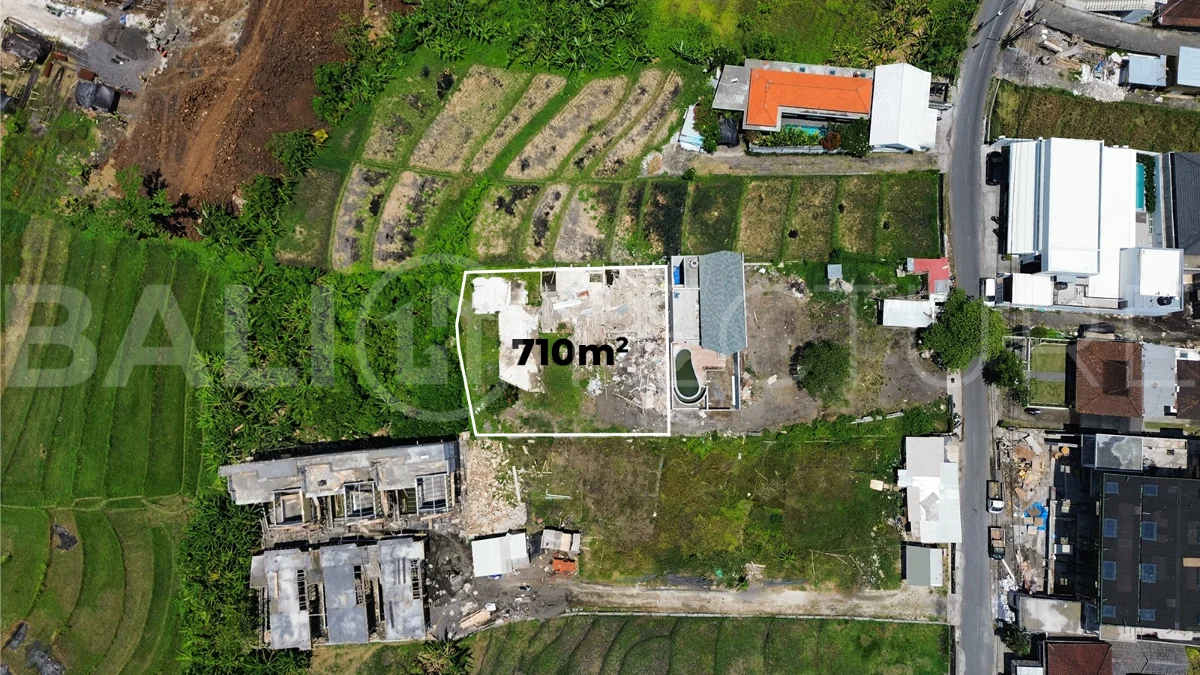 710m² freehold land for sale near Echo Beach, Canggu, located at the edge of a gang in the Pink Tourism Zone, surrounded by villas, restaurants, and cafés, with convenient walking and driving access to Echo Beach.