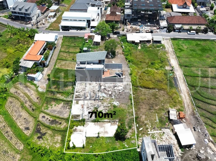 710m² freehold land for sale near Echo Beach, Canggu, located at the edge of a gang in the Pink Tourism Zone, surrounded by villas, restaurants, and cafés, with convenient walking and driving access to Echo Beach.
