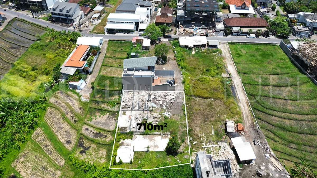 710m² freehold land for sale near Echo Beach, Canggu, located at the edge of a gang in the Pink Tourism Zone, surrounded by villas, restaurants, and cafés, with convenient walking and driving access to Echo Beach.