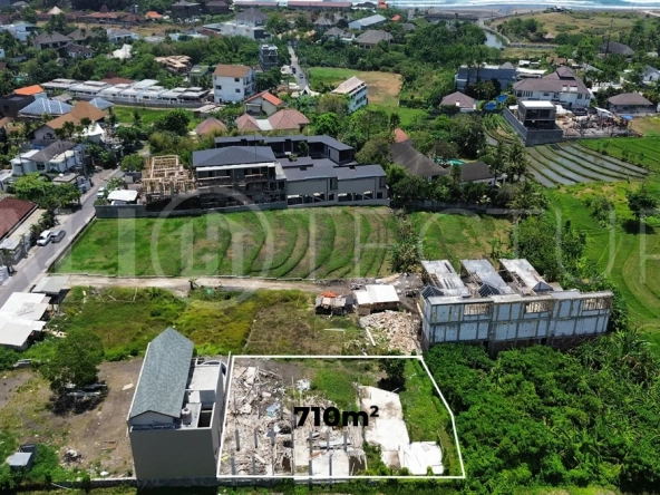 710m² freehold land for sale near Echo Beach, Canggu, located at the edge of a gang in the Pink Tourism Zone, surrounded by villas, restaurants, and cafés, with convenient walking and driving access to Echo Beach.