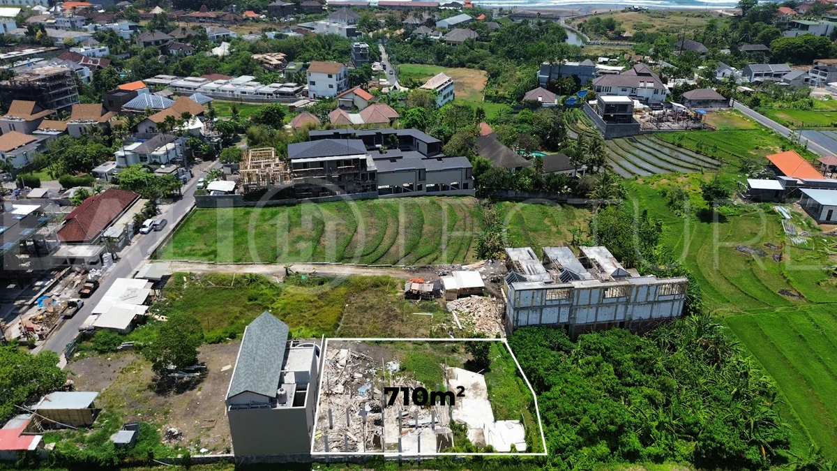 710m² freehold land for sale near Echo Beach, Canggu, located at the edge of a gang in the Pink Tourism Zone, surrounded by villas, restaurants, and cafés, with convenient walking and driving access to Echo Beach.