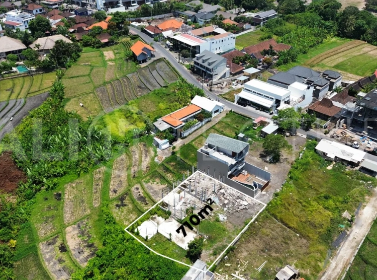 710m² freehold land for sale near Echo Beach, Canggu, located at the edge of a gang in the Pink Tourism Zone, surrounded by villas, restaurants, and cafés, with convenient walking and driving access to Echo Beach.