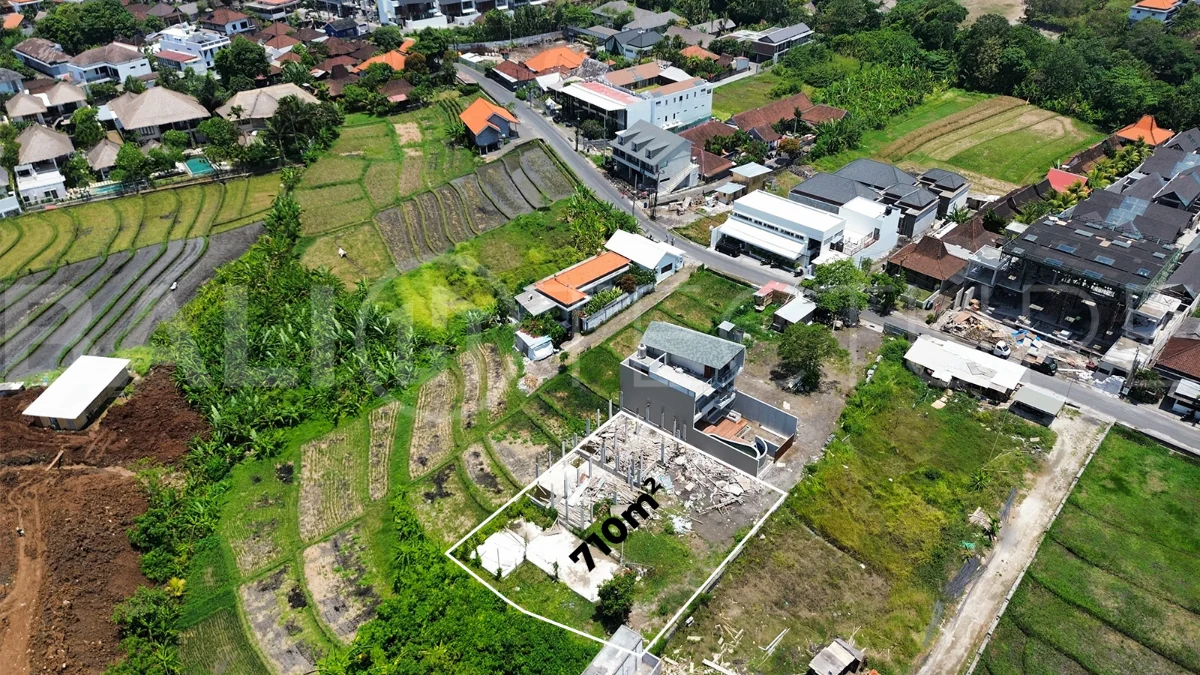 710m² freehold land for sale near Echo Beach, Canggu, located at the edge of a gang in the Pink Tourism Zone, surrounded by villas, restaurants, and cafés, with convenient walking and driving access to Echo Beach.