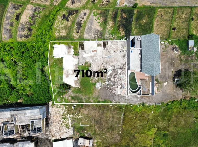 710m² freehold land for sale near Echo Beach, Canggu, located at the edge of a gang in the Pink Tourism Zone, surrounded by villas, restaurants, and cafés, with convenient walking and driving access to Echo Beach.
