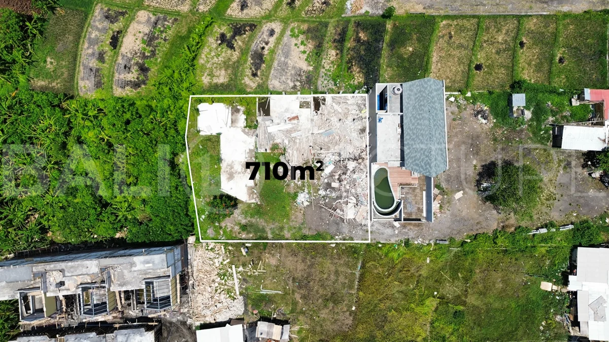 710m² freehold land for sale near Echo Beach, Canggu, located at the edge of a gang in the Pink Tourism Zone, surrounded by villas, restaurants, and cafés, with convenient walking and driving access to Echo Beach.