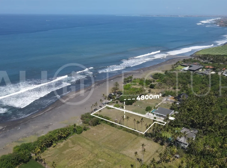 4,800 m² freehold beachfront land for sale in Saba Beach, Bali, directly overlooking the black-sand shoreline in a tranquil and undeveloped coastal setting.
