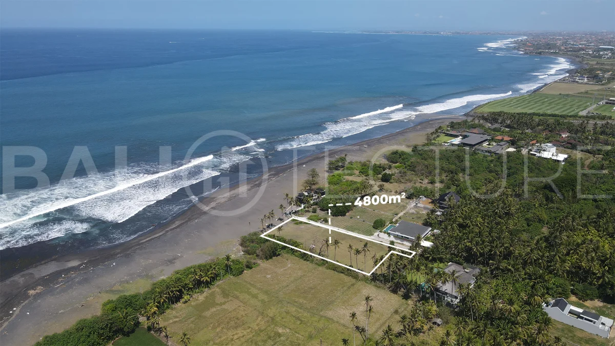 4,800 m² freehold beachfront land for sale in Saba Beach, Bali, directly overlooking the black-sand shoreline in a tranquil and undeveloped coastal setting.