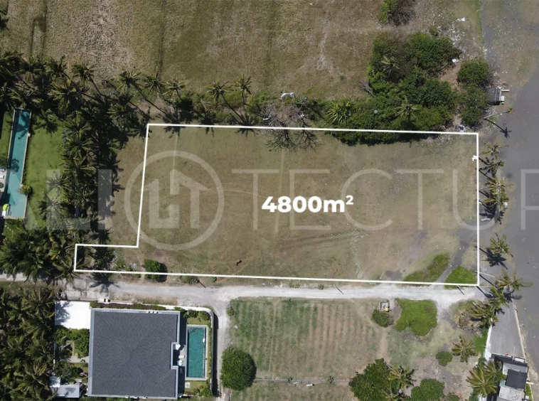 4,800 m² freehold beachfront land for sale in Saba Beach, Bali, directly overlooking the black-sand shoreline in a tranquil and undeveloped coastal setting.