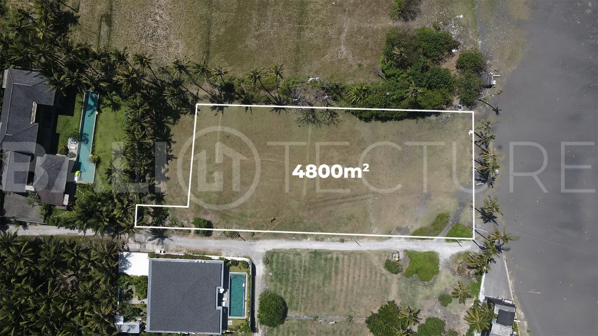 4,800 m² freehold beachfront land for sale in Saba Beach, Bali, directly overlooking the black-sand shoreline in a tranquil and undeveloped coastal setting.