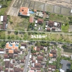 3,438 sqm east-facing riverside leasehold land in Kaba Kaba, Bali, surrounded by protected green-zone rice fields with panoramic river, rice terrace, and mountain views, featuring 4-meter asphalt road access and ideal for villa development.