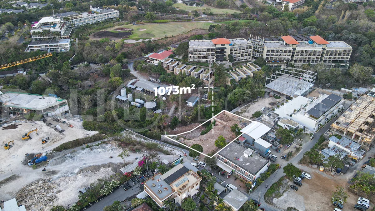 Aerial view of 1,073m² leasehold land for sale near Bingin Beach, Uluwatu, overlooking the ocean with stunning sunset views, surrounded by villas, cafés, restaurants, and coastal developments.