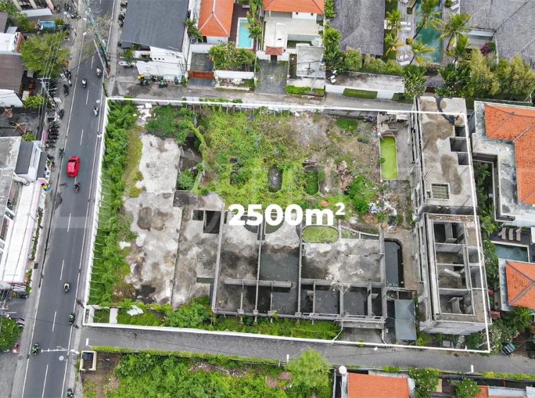 2,500 m² commercial leasehold land for sale on the main street near Nelayan Beach, Canggu, with easy access to Berawa, Batu Bolong, restaurants, cafés, gyms, and beach clubs.