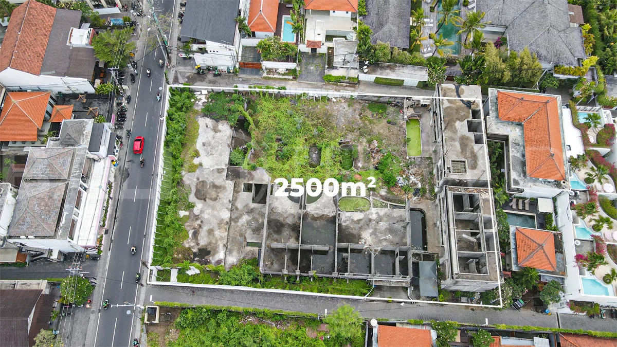 2,500 m² commercial leasehold land for sale on the main street near Nelayan Beach, Canggu, with easy access to Berawa, Batu Bolong, restaurants, cafés, gyms, and beach clubs.