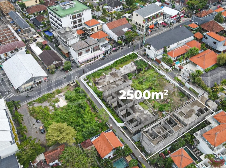 2,500 m² commercial leasehold land for sale on the main street near Nelayan Beach, Canggu, with easy access to Berawa, Batu Bolong, restaurants, cafés, gyms, and beach clubs.