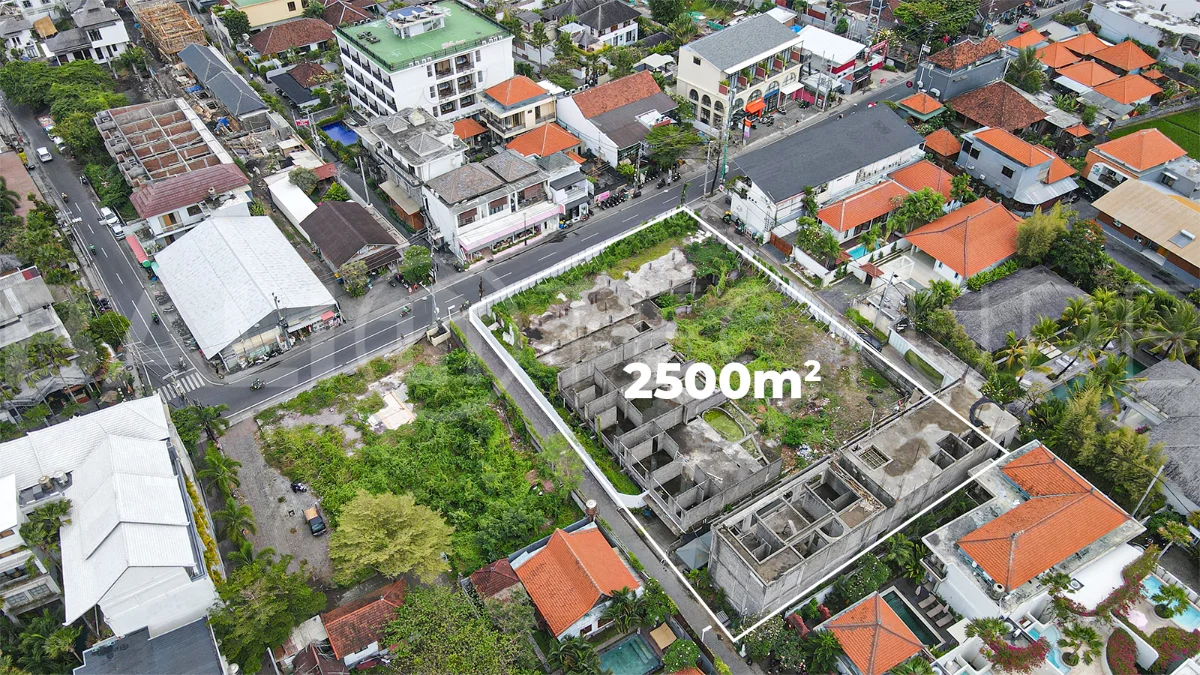 2,500 m² commercial leasehold land for sale on the main street near Nelayan Beach, Canggu, with easy access to Berawa, Batu Bolong, restaurants, cafés, gyms, and beach clubs.