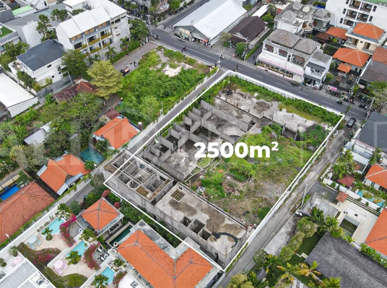 2,500 m² commercial leasehold land for sale on the main street near Nelayan Beach, Canggu, with easy access to Berawa, Batu Bolong, restaurants, cafés, gyms, and beach clubs.