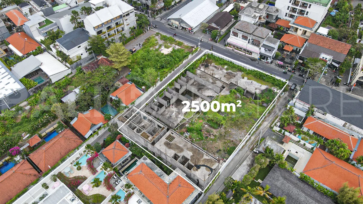2,500 m² commercial leasehold land for sale on the main street near Nelayan Beach, Canggu, with easy access to Berawa, Batu Bolong, restaurants, cafés, gyms, and beach clubs.